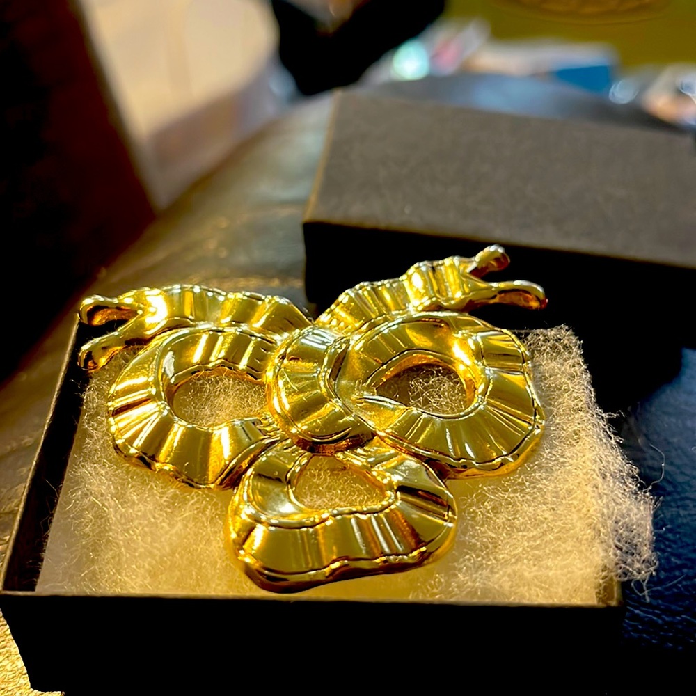 Vintage Gold Tone Bow Pin.